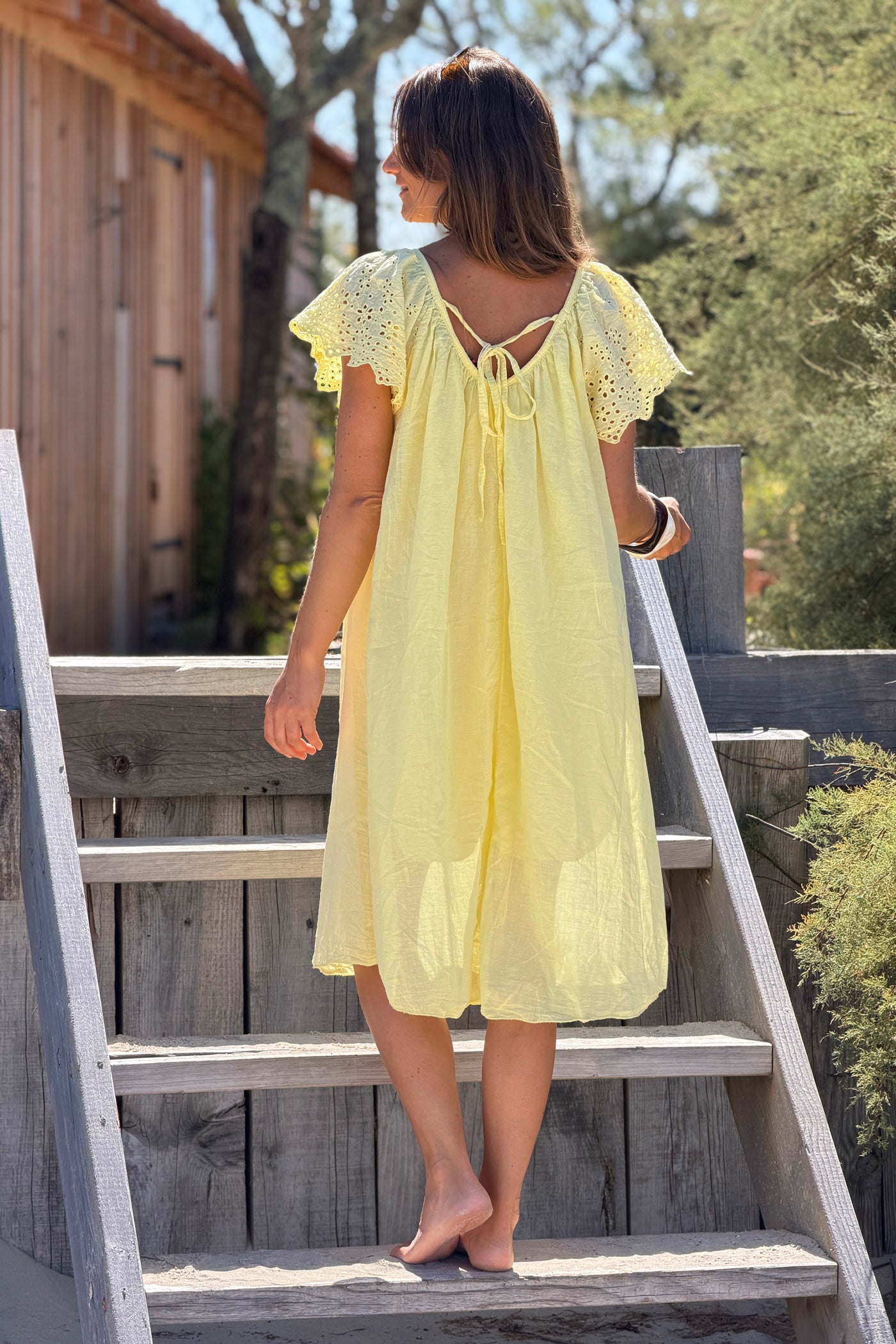 Robe en coton doublée jaune manches broderie anglaise col v nœud dos