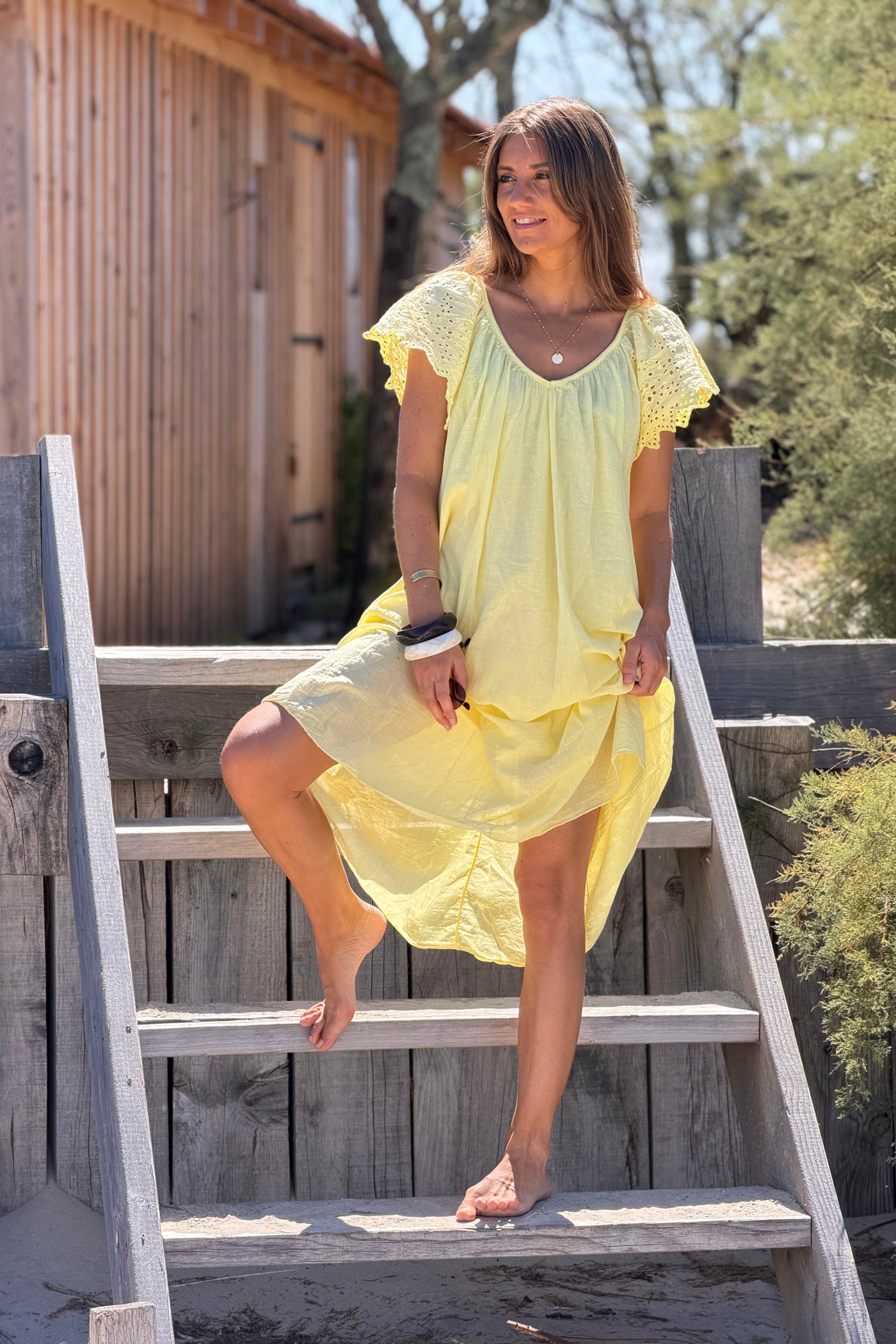 Robe en coton doublée jaune manches broderie anglaise col v nœud dos