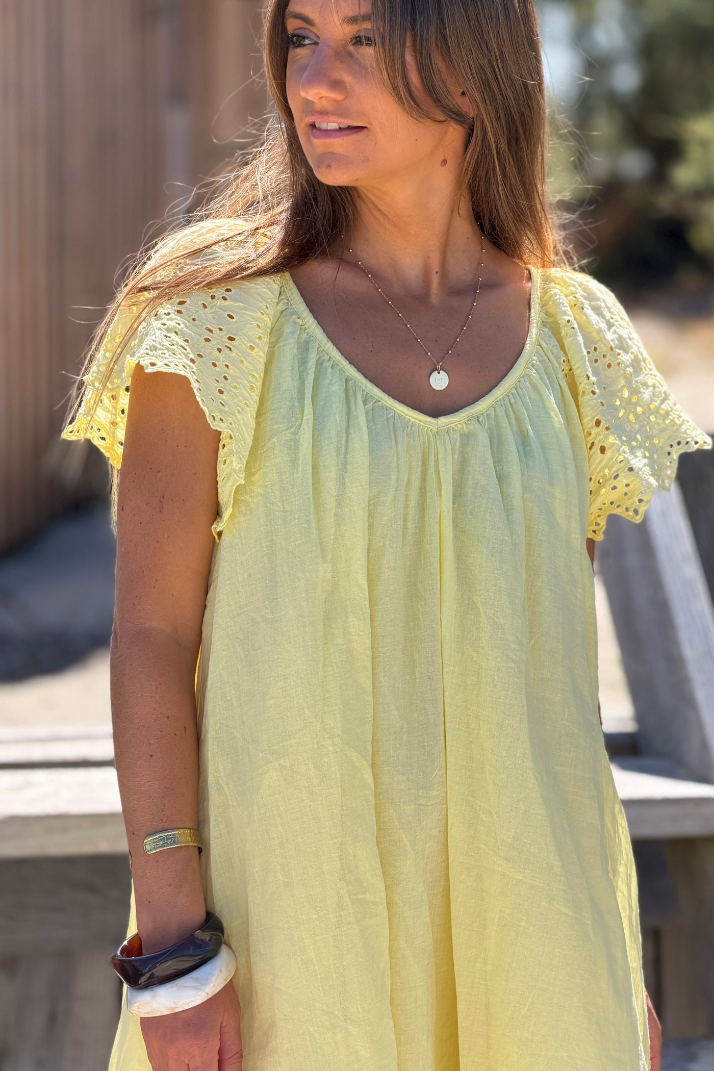 Robe en coton doublée jaune manches broderie anglaise col v nœud dos