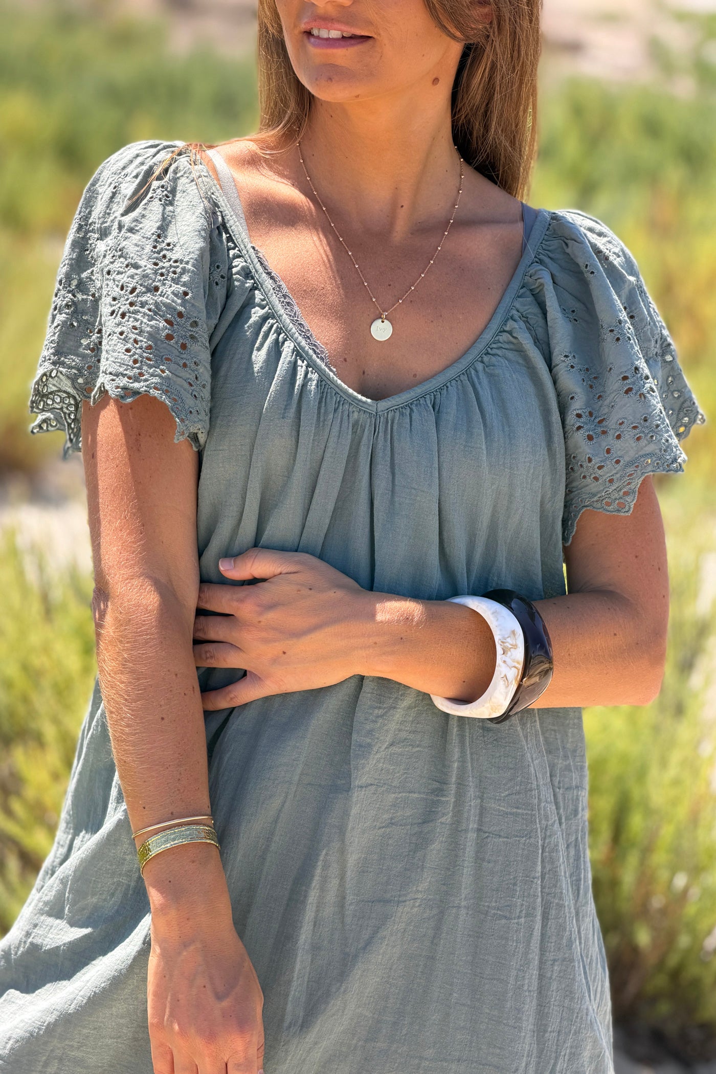 Robe en coton doublée kaki manches broderie anglaise col v nœud dos