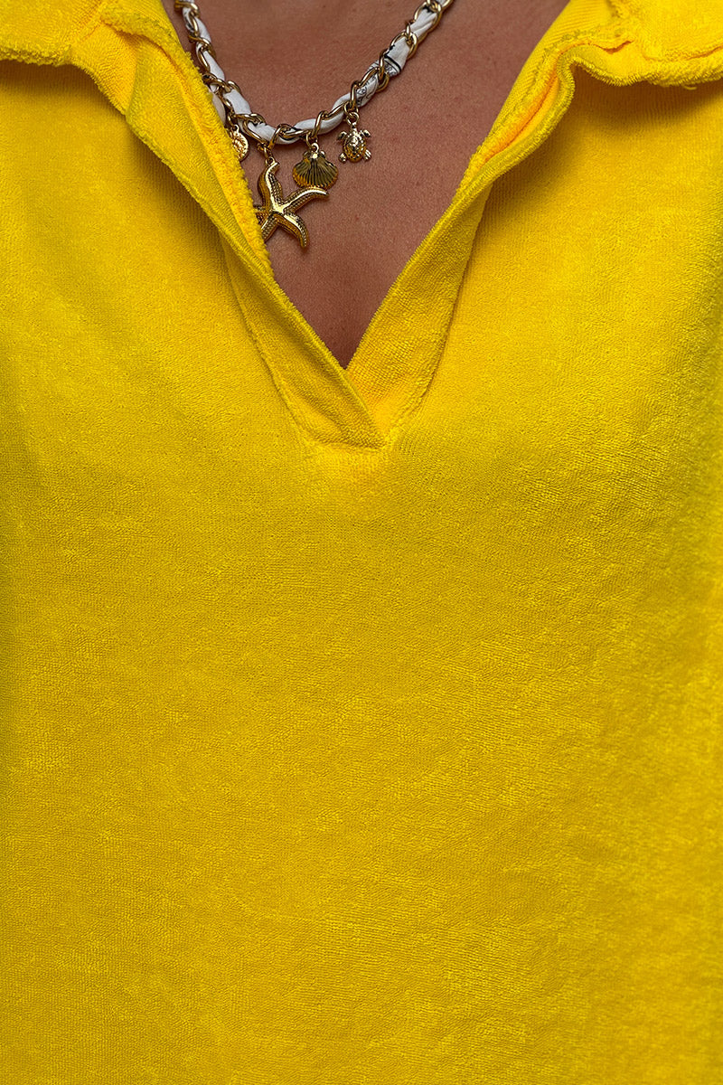 Vestido de rizo amarillo suave con cuello polo