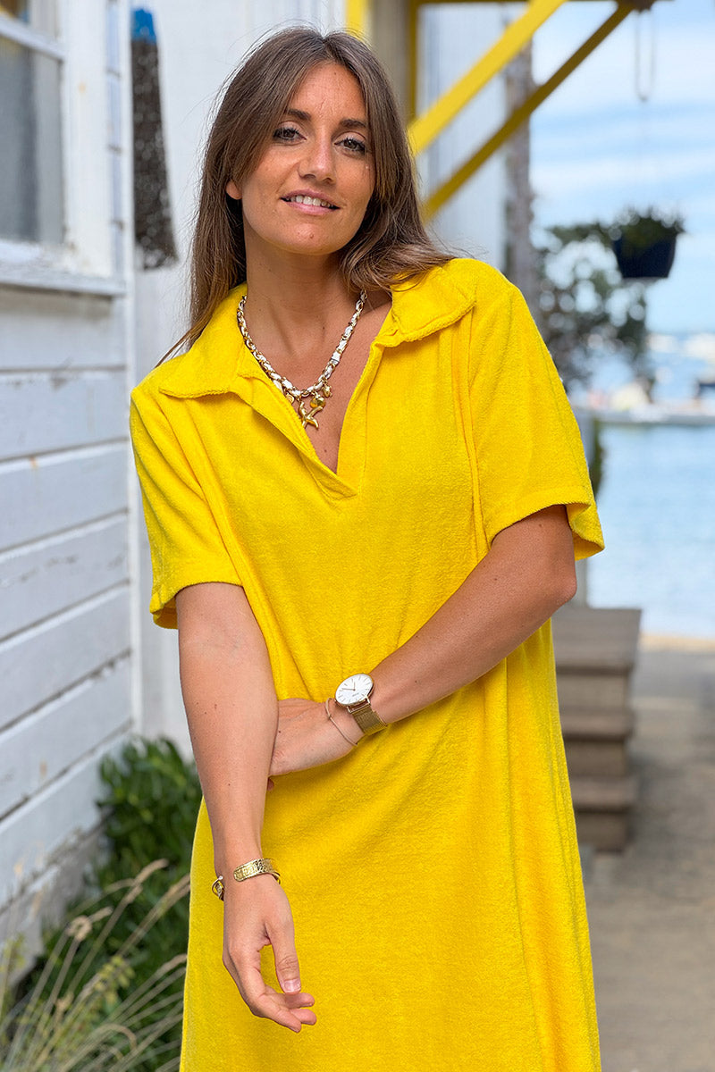 Vestido de rizo amarillo suave con cuello polo