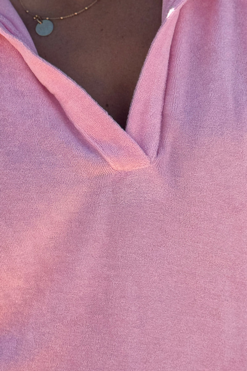 Robe en éponge souple rose col polo