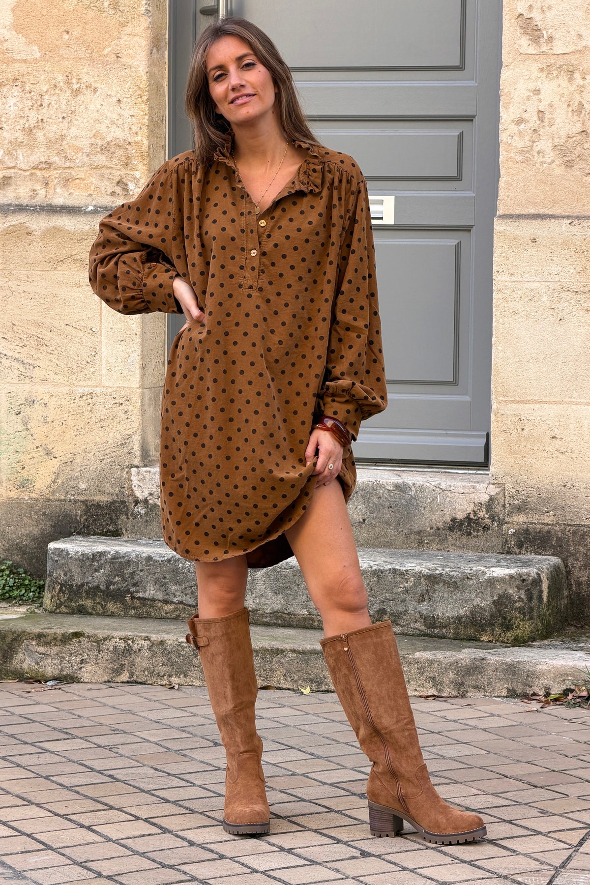 Robe en velours côtelé camel motifs pois col victorien montant a boutons