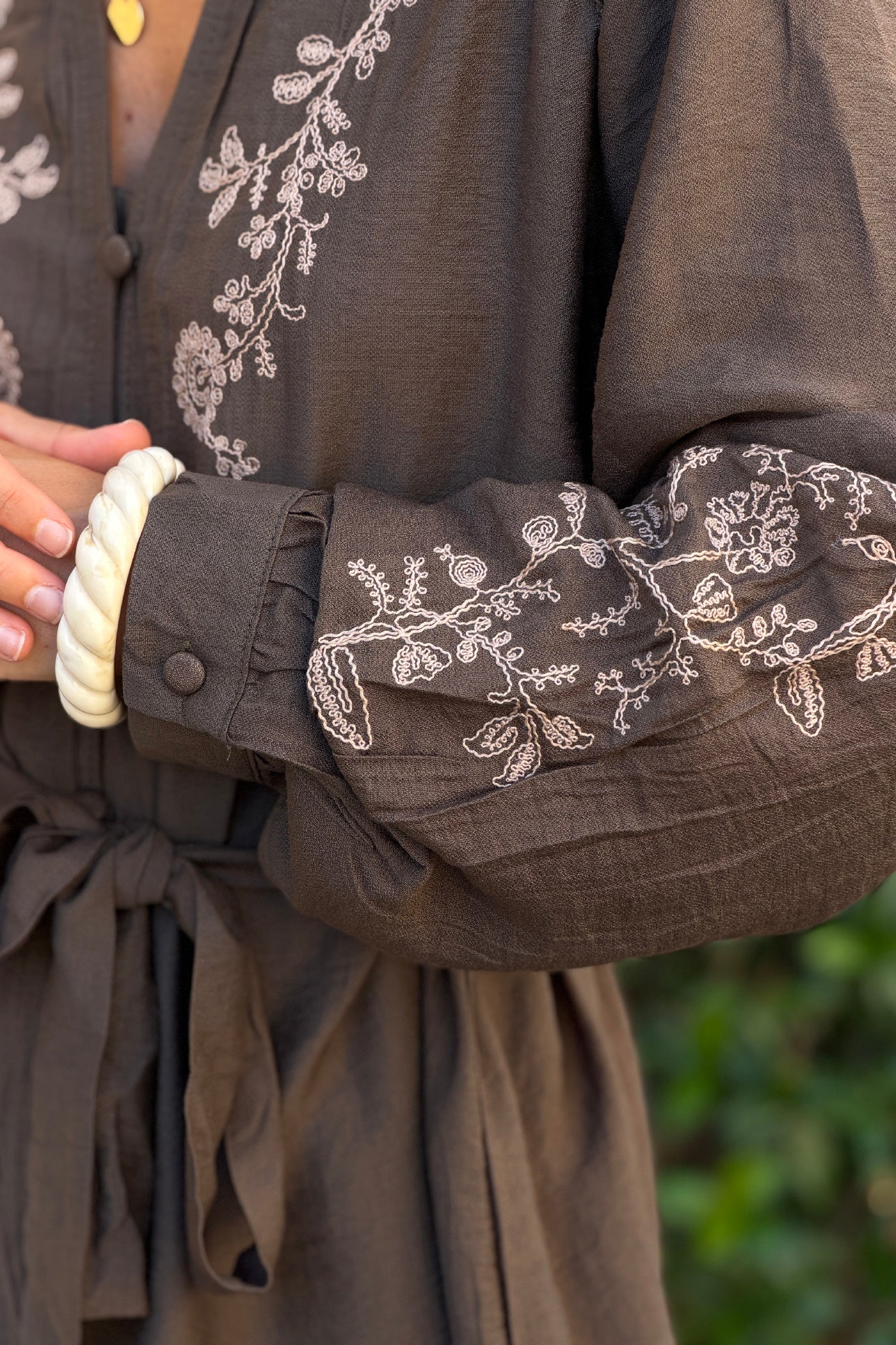 Robe fluide kaki avec broderie fleurs et petits boutons