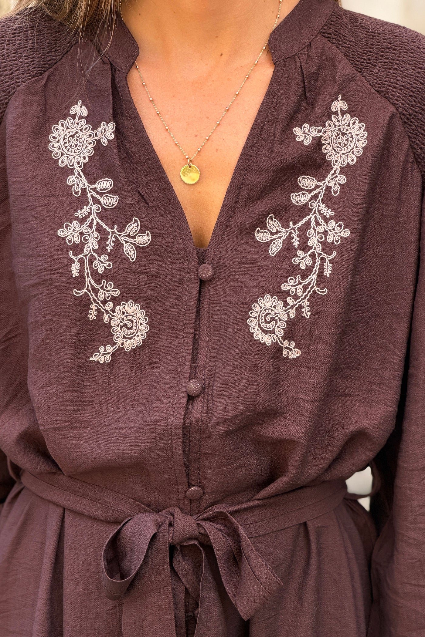 Robe fluide marron avec broderie fleurs et petits boutons