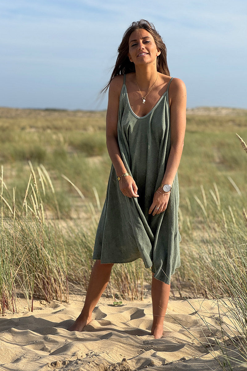 Vestido de rizo suave color caqui con tirantes