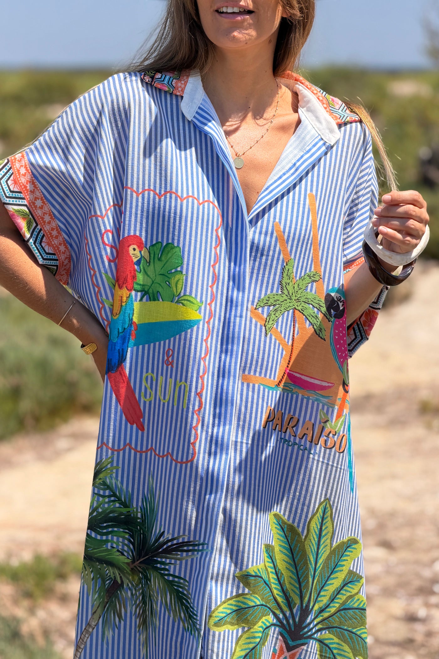 Robe large à rayures bleues imprimé Rio palmiers et perroquets colorés