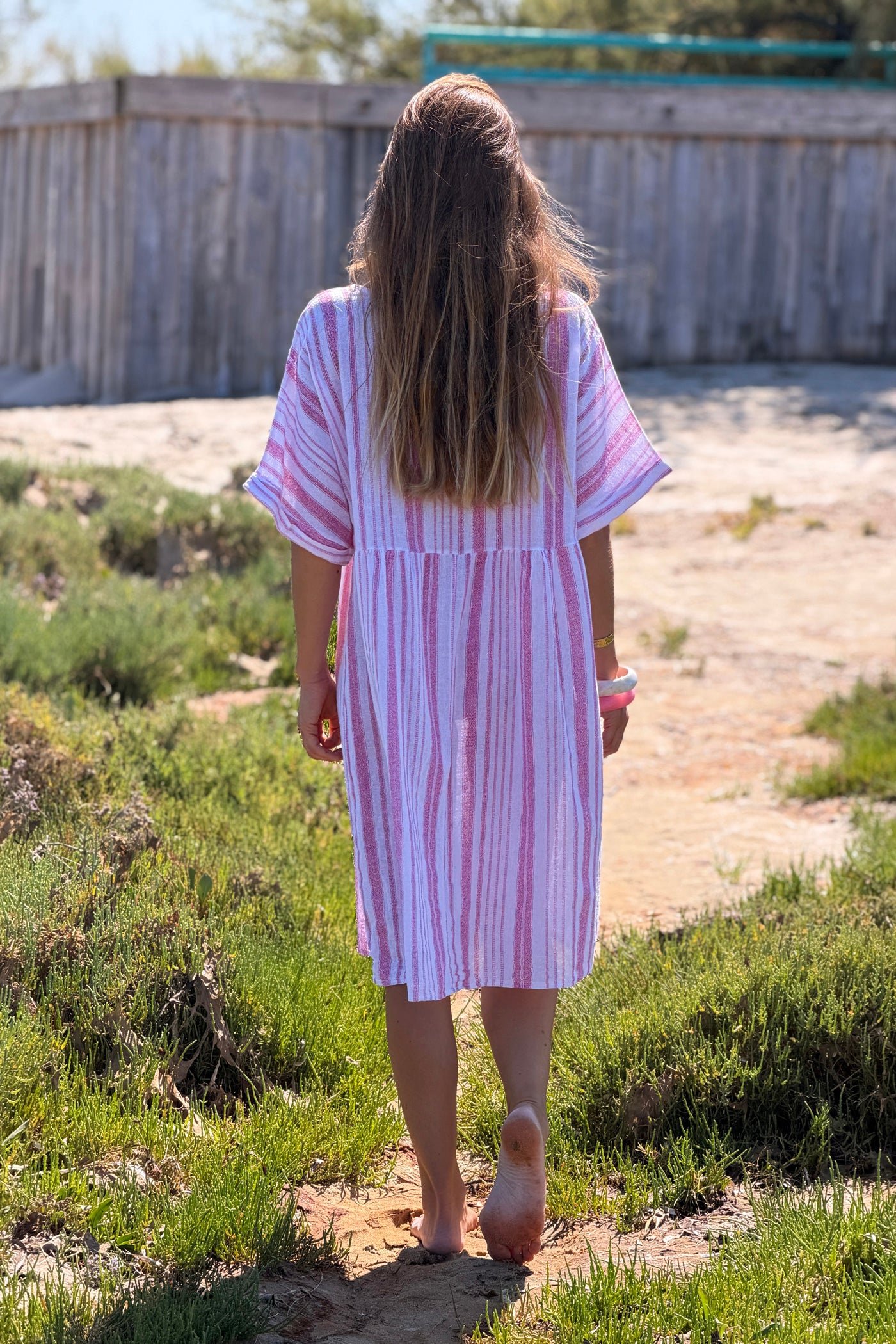 Robe large en coton imprimé rayures rose effet piqué col v