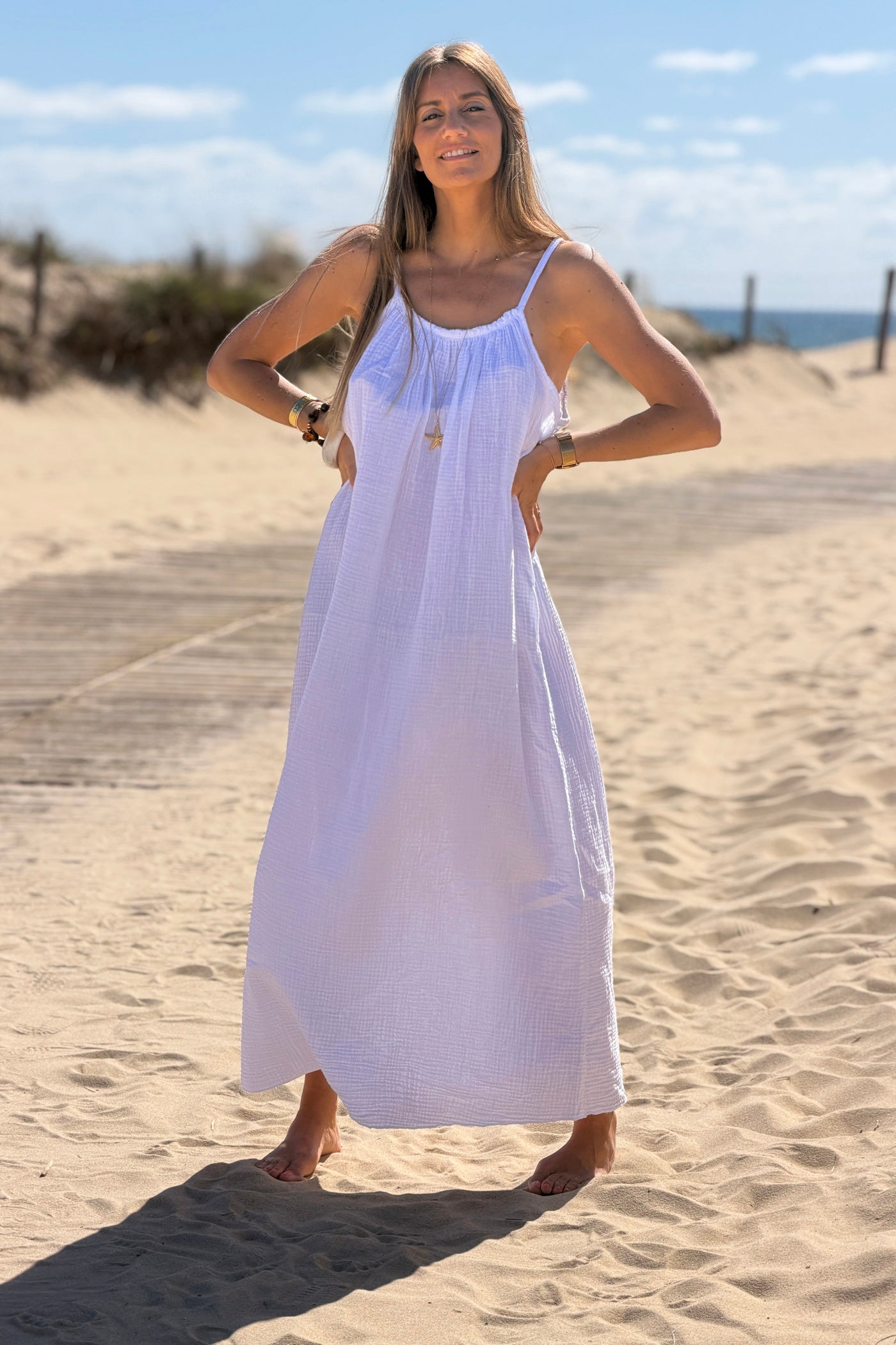 Robe longue blanc en gaze de coton a bretelles col élastique