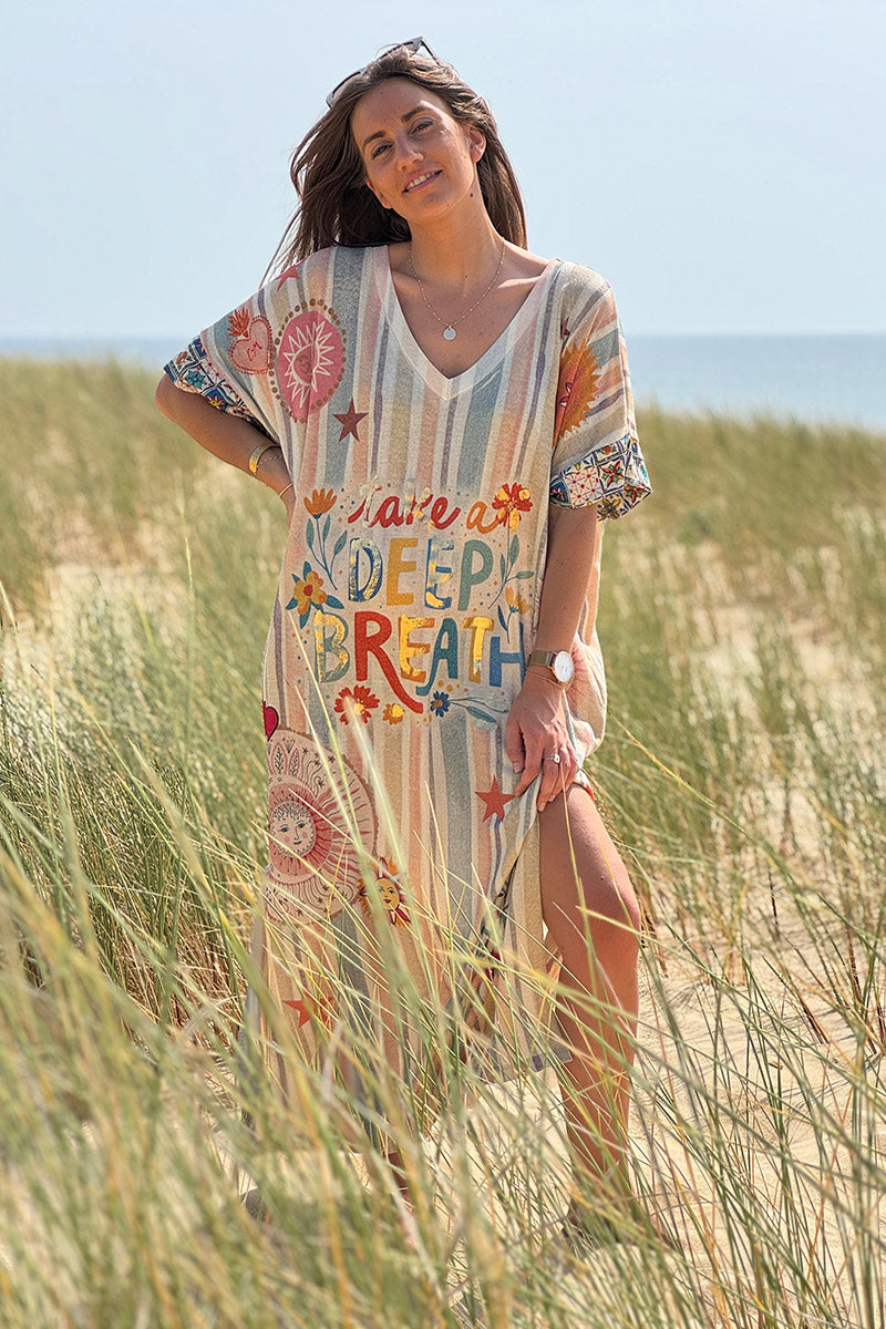 Vestido largo, brillante y ancho con rayas pastel y símbolos de Breath.
