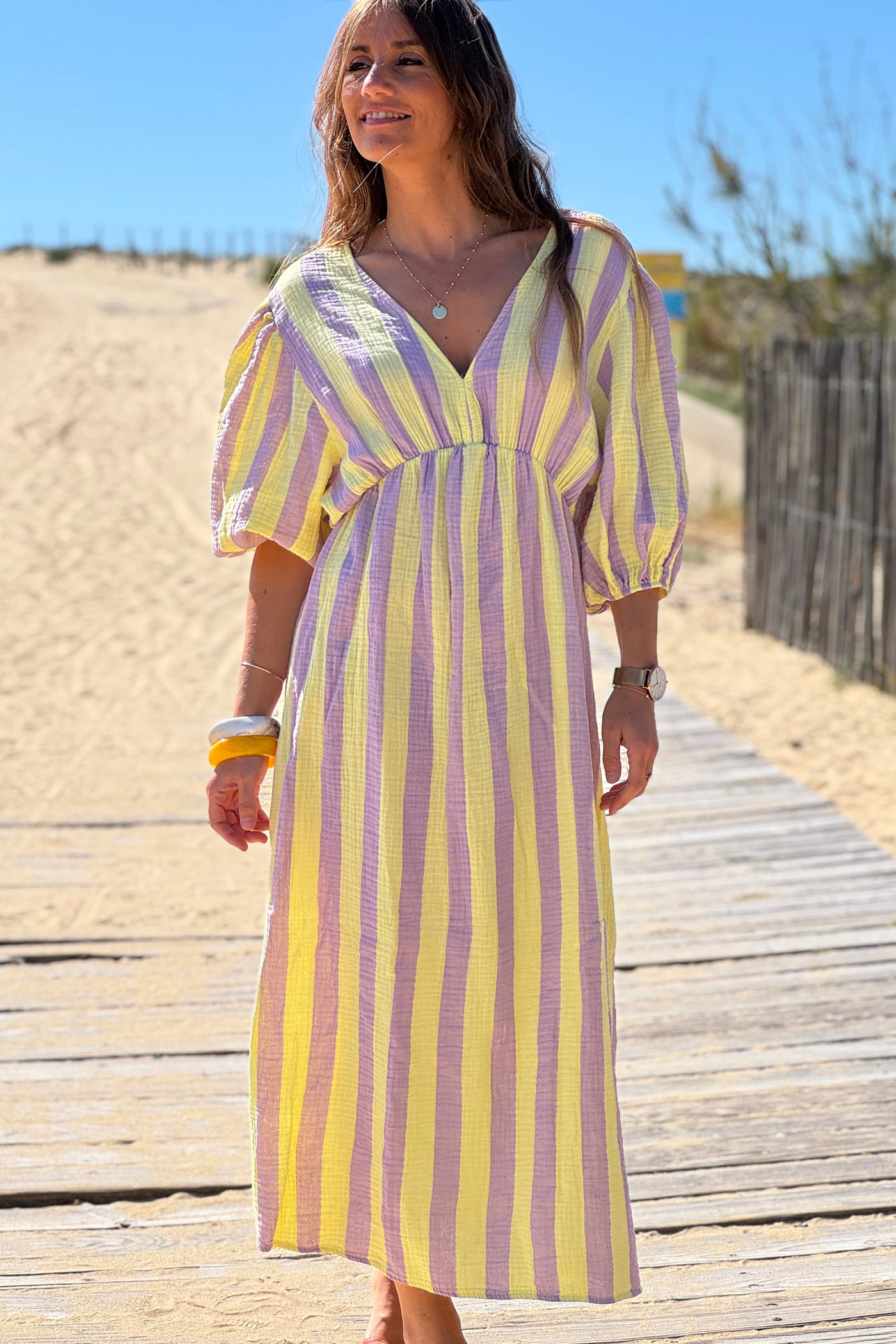 Robe longue en gaze de coton rayures jaune et violet dos nu nœud