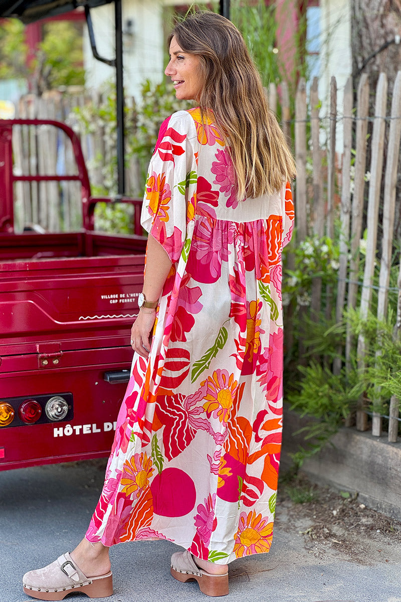 Robe longue fluide blanche imprimé fleurs couleurs orange et corail col v manches looses