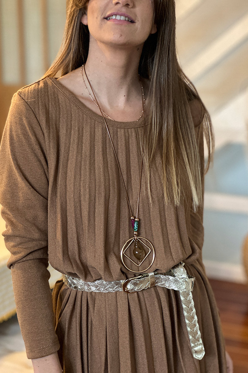 Vestido plisado camel de punto fino con cuello redondo