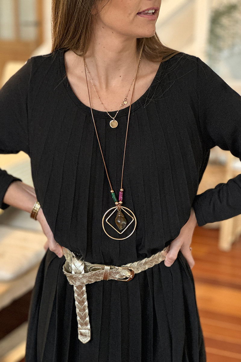 Vestido negro plisado de punto fino con cuello redondo