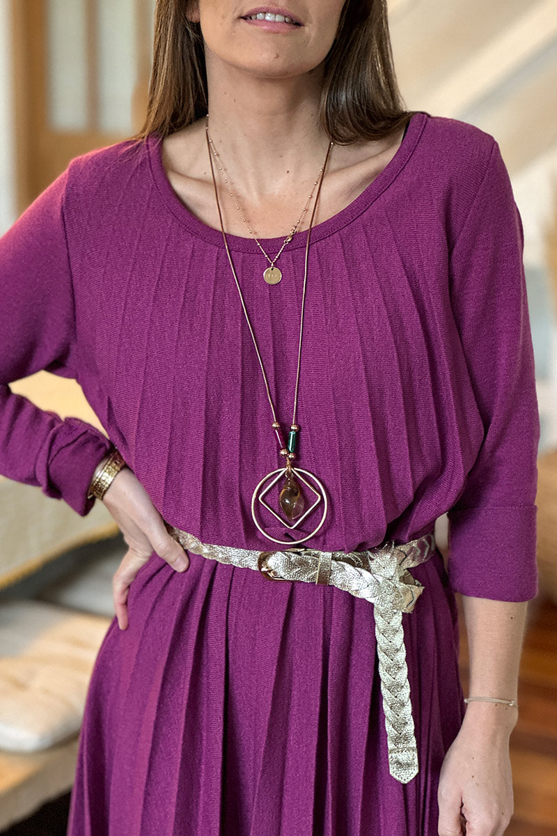 Vestido plisado morado de punto fino con cuello redondo