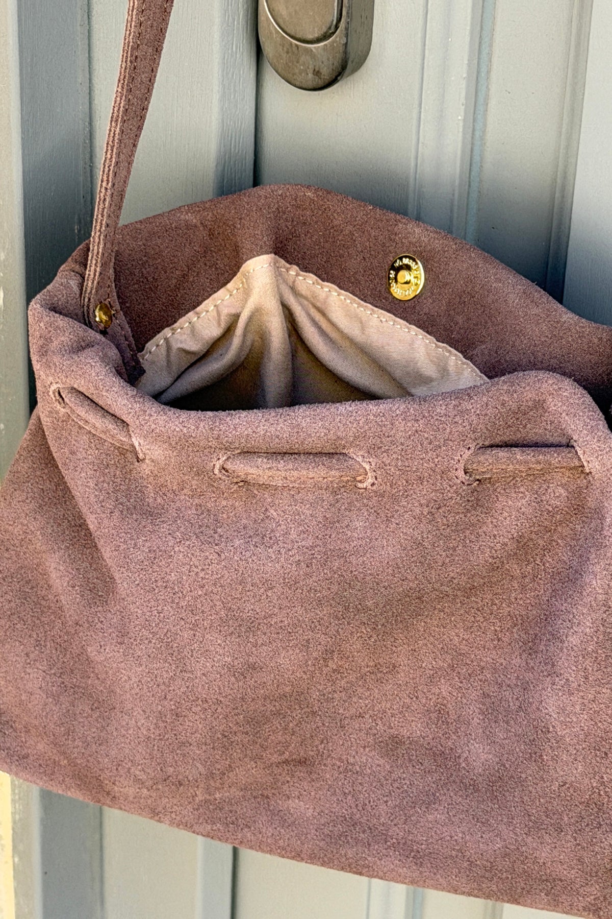 Sac a main en cuir velours souple taupe resserable