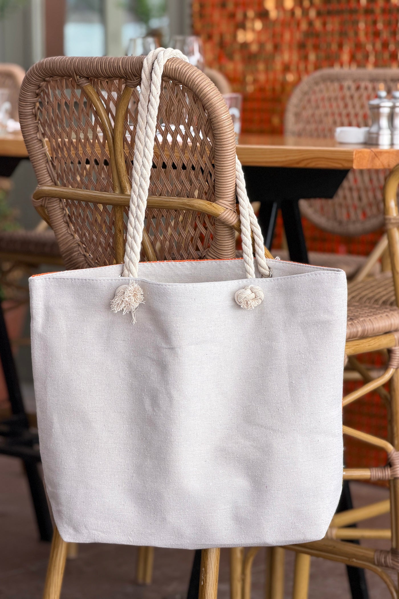 Sac léger en raphia orange fils brillants et toile motif étoile anses en corde
