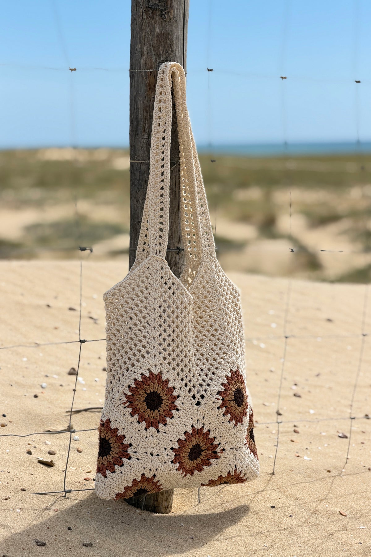 Sac style tote bag en crochet beige motif marron