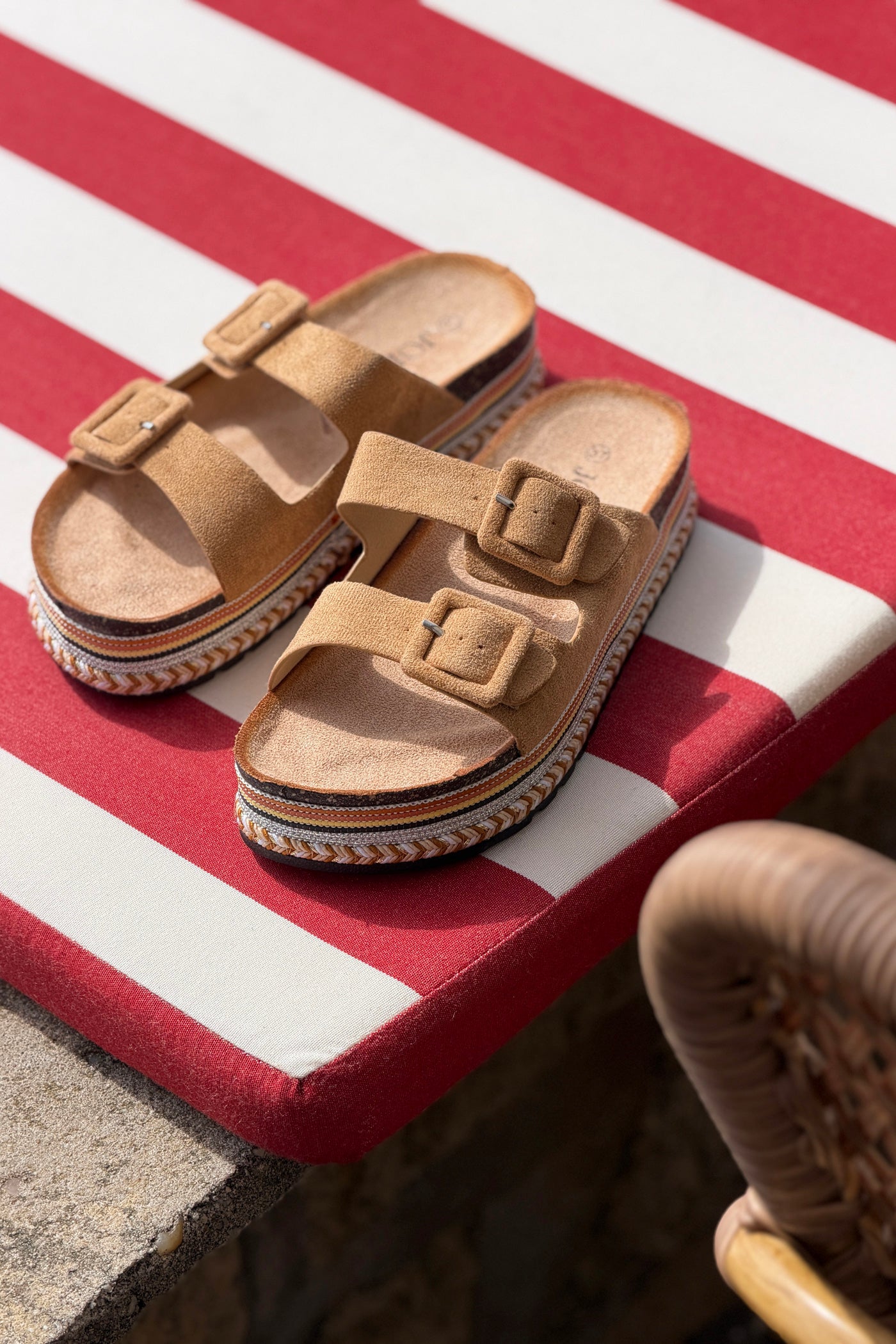 Sandales double brides camel semelle épaisse brillante