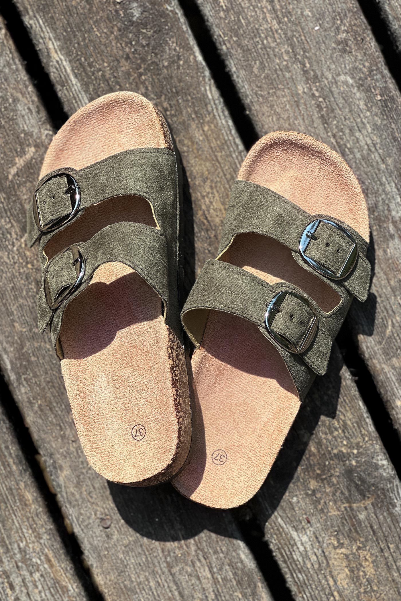 Sandales double brides kaki et boucles arrondies semelle forme du pied