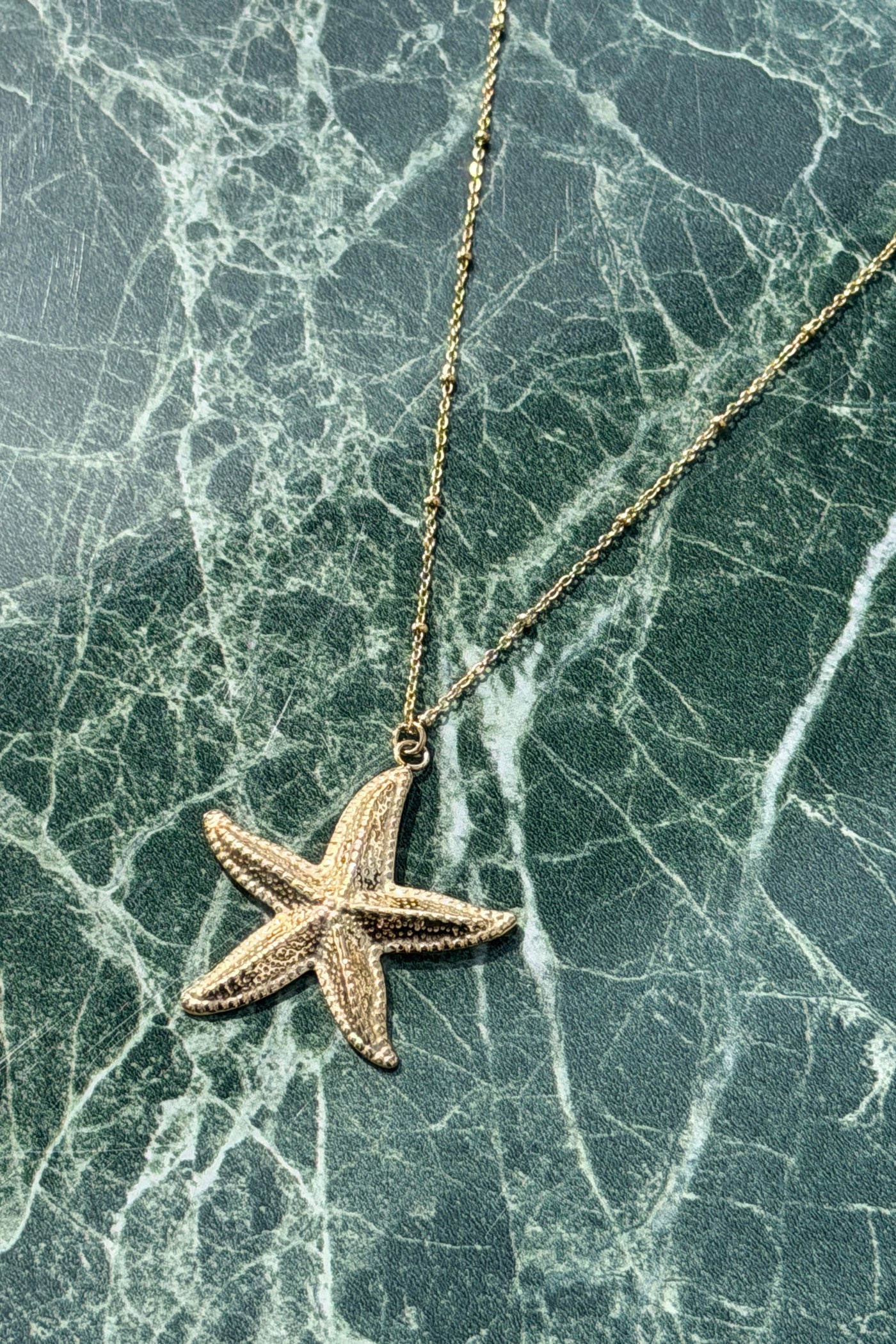 Sautoir chaine dorée pendentif étoile de mer relief