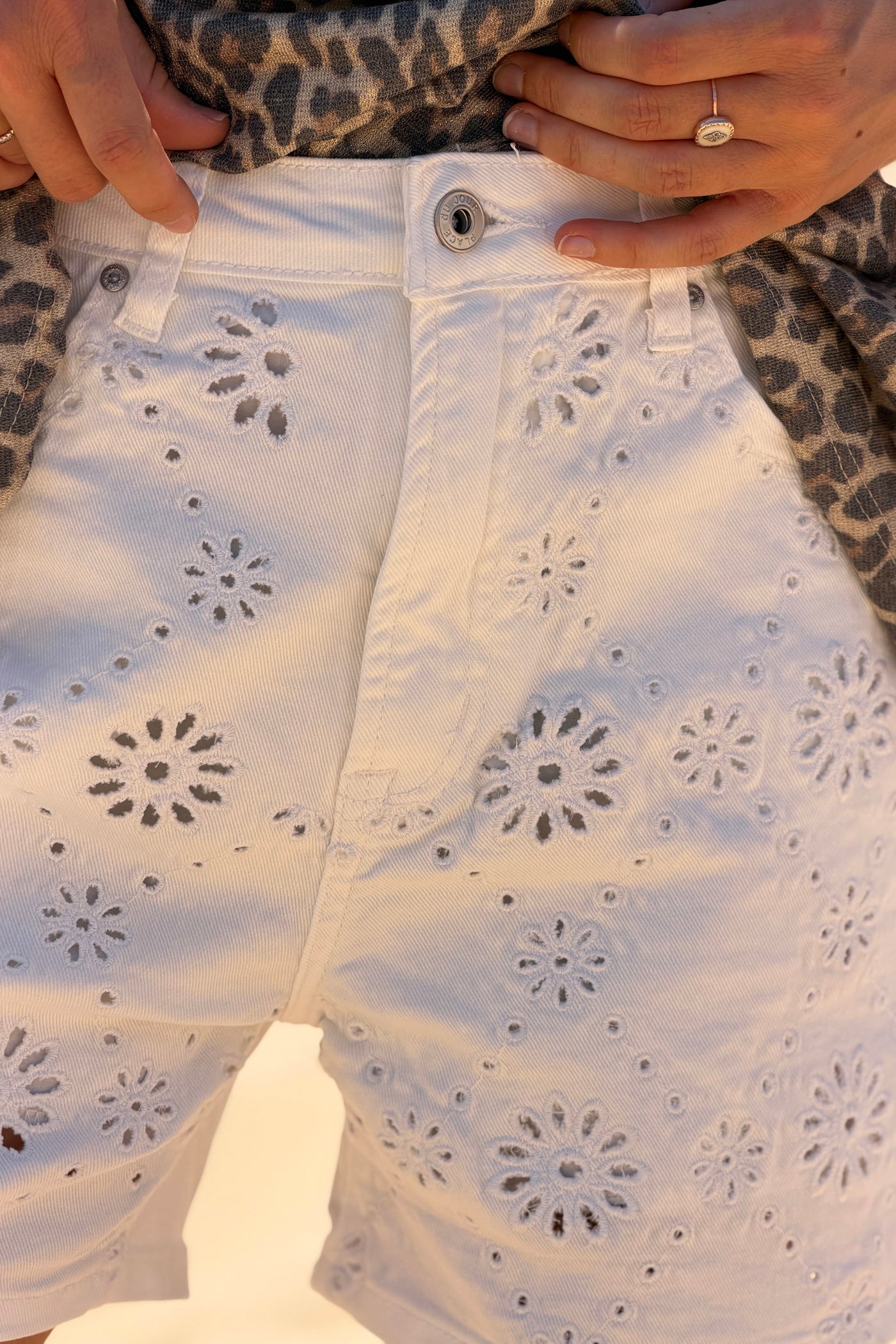 Short en jean blanc cassé broderie anglaise fleurs