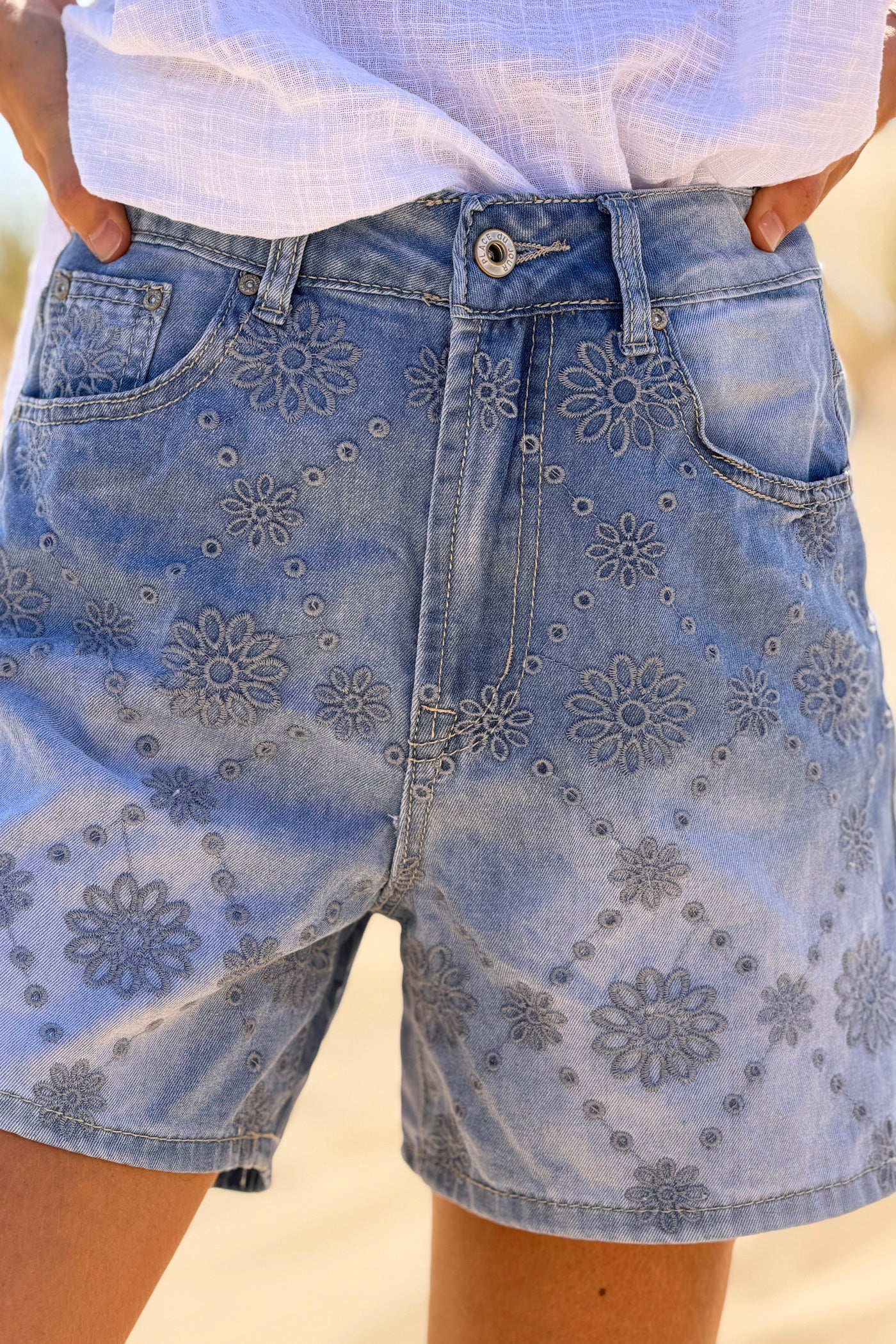 Short en jean délavé broderie anglaise fleurs