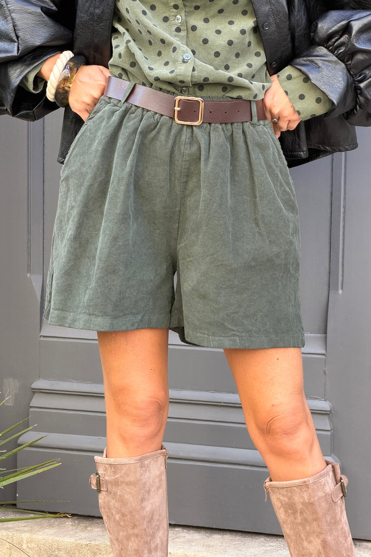 Short kaki en velours côtelé taille élastique avec ceinture simili