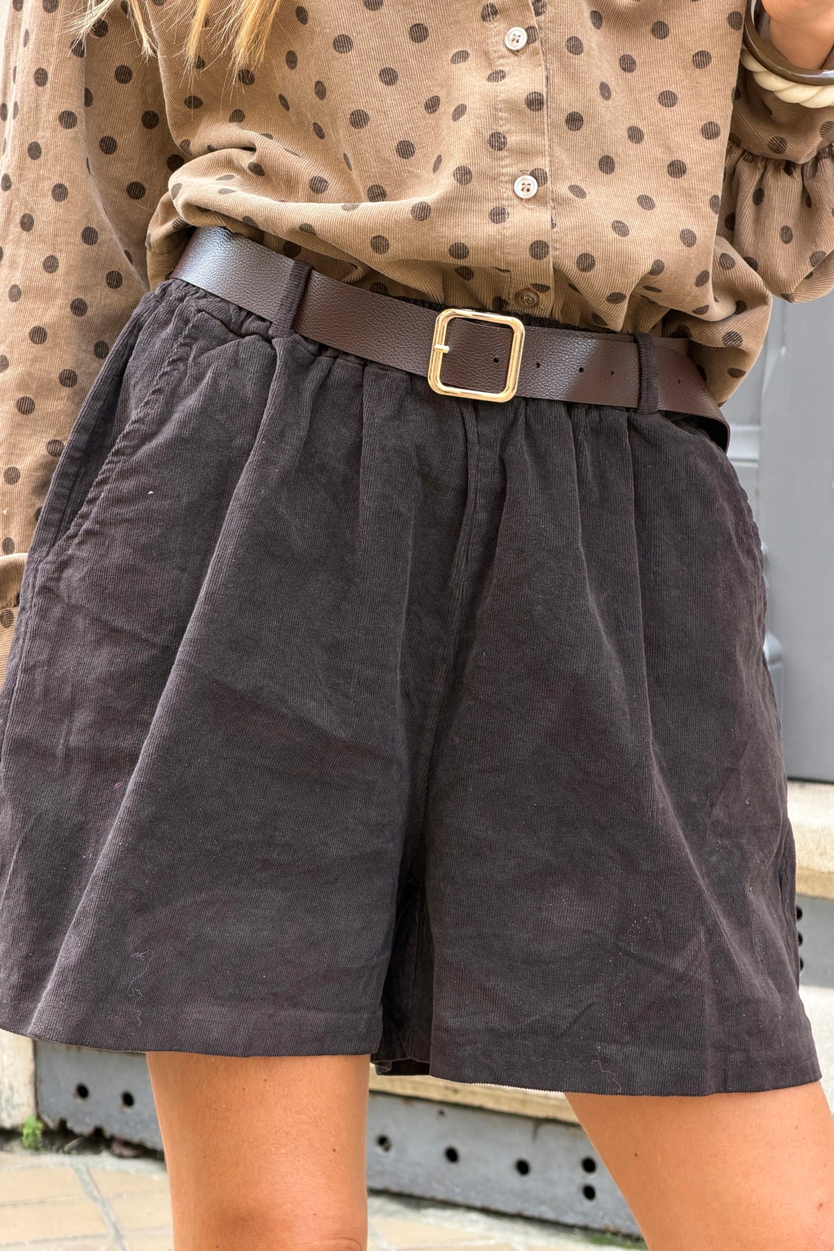 Short marron en velours côtelé taille élastique avec ceinture simili