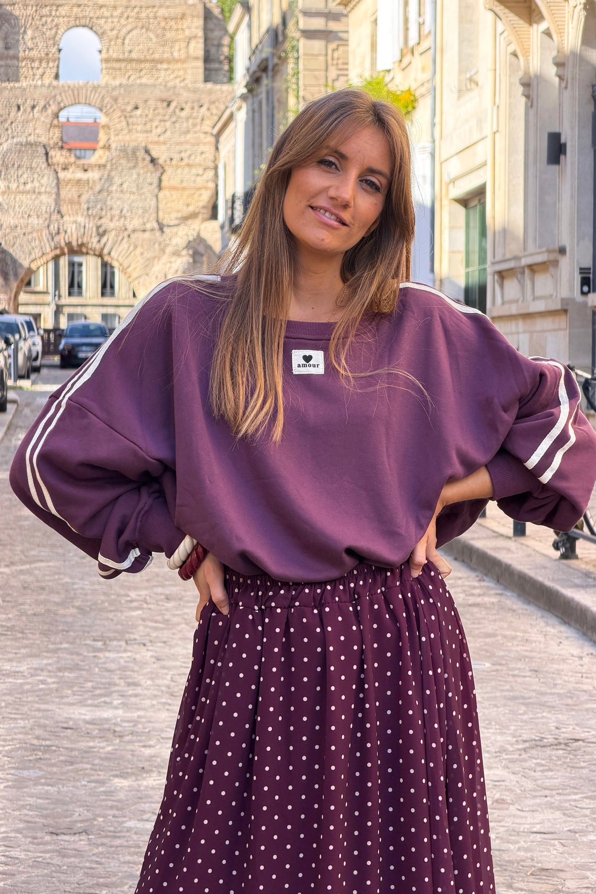 Sweat aubergine rayures aux épaules broderie amour