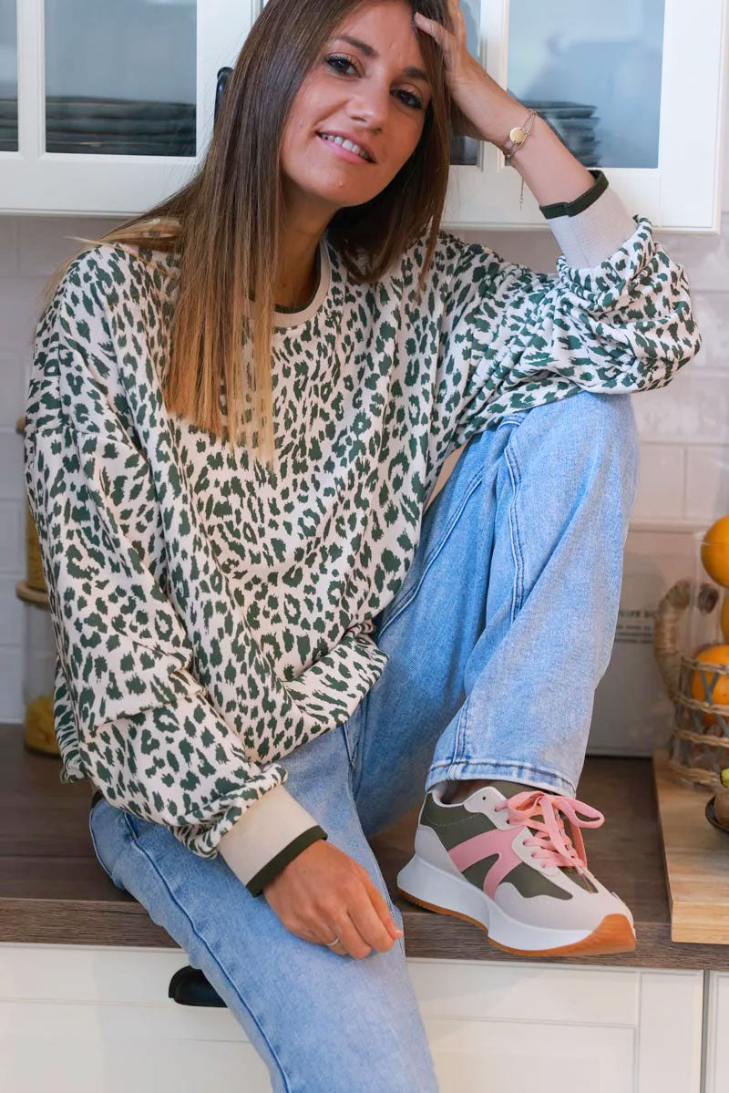 Sudadera beige con estampado de leopardo en color caqui y detalle elástico