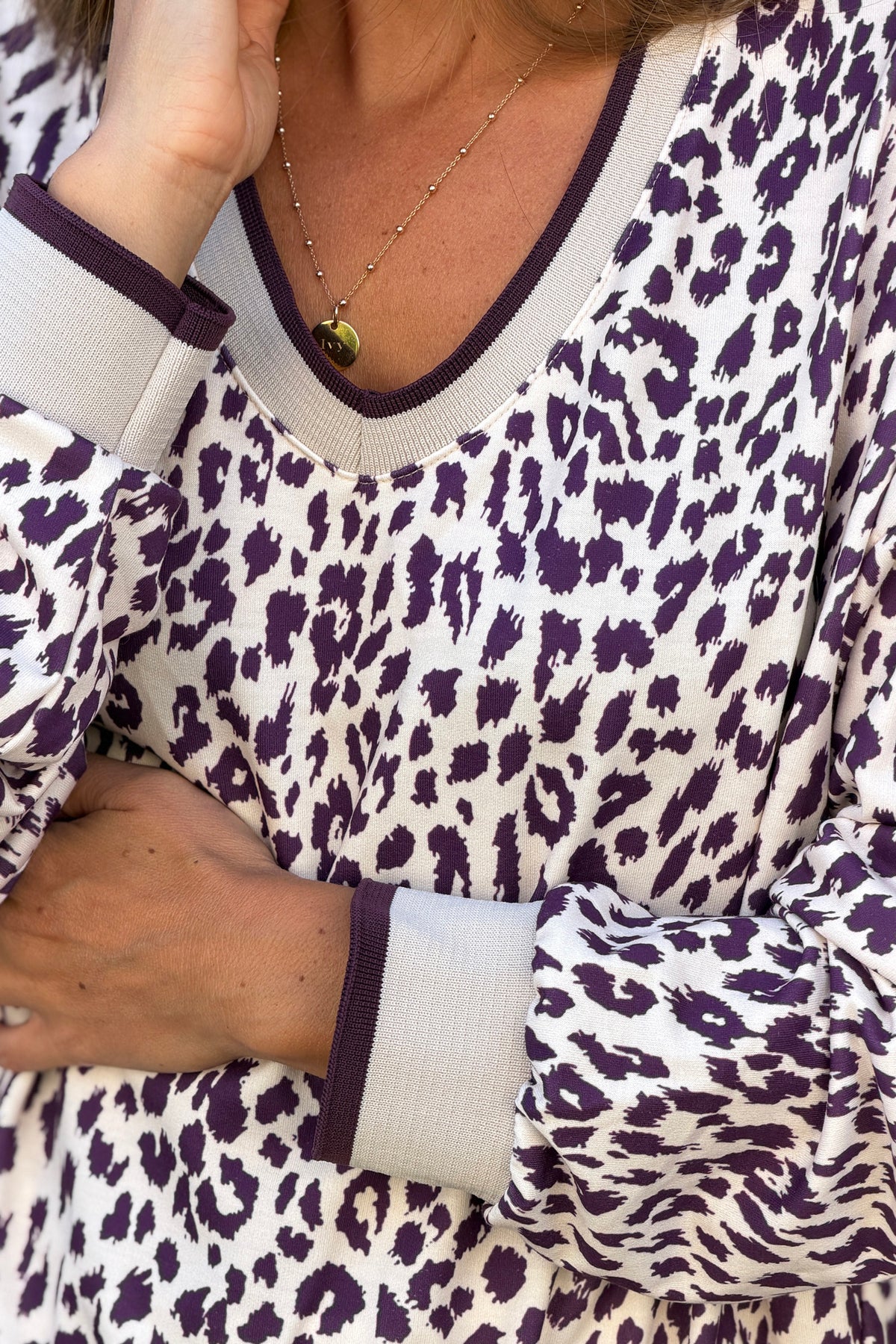 Sweat confort motif léopard aubergine col v et finitions élastique