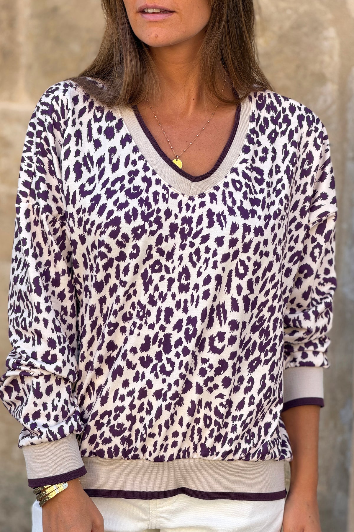 Sweat confort motif léopard aubergine col v et finitions élastique