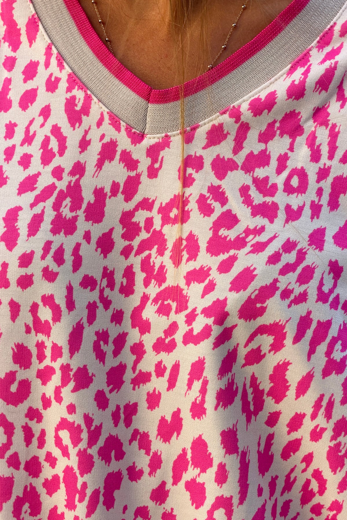 Sweat confort motif léopard rose col v et finitions élastique