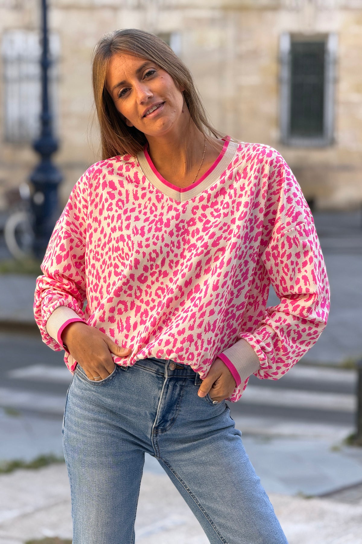Sweat confort motif léopard rose col v et finitions élastique