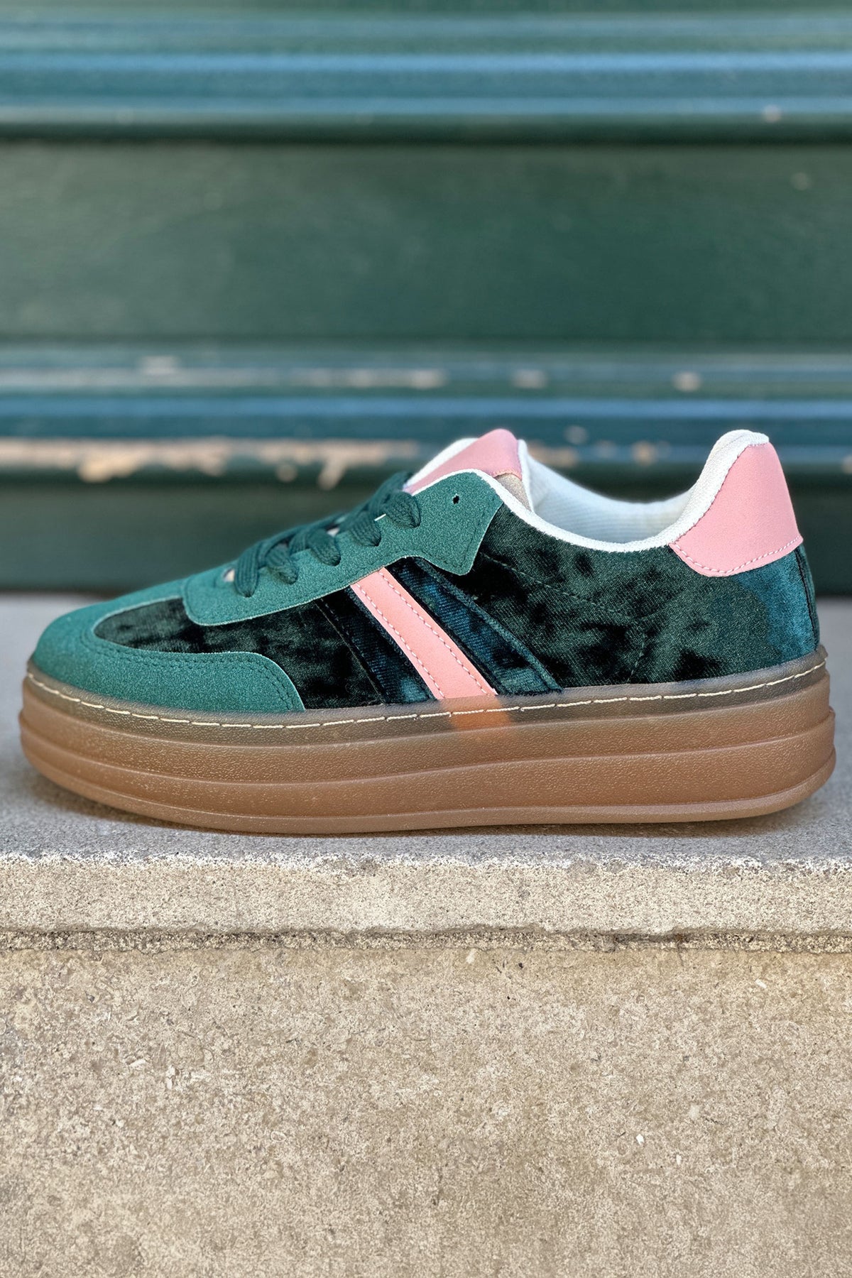 Tennis en velours vert à plateforme rayure et talon rose