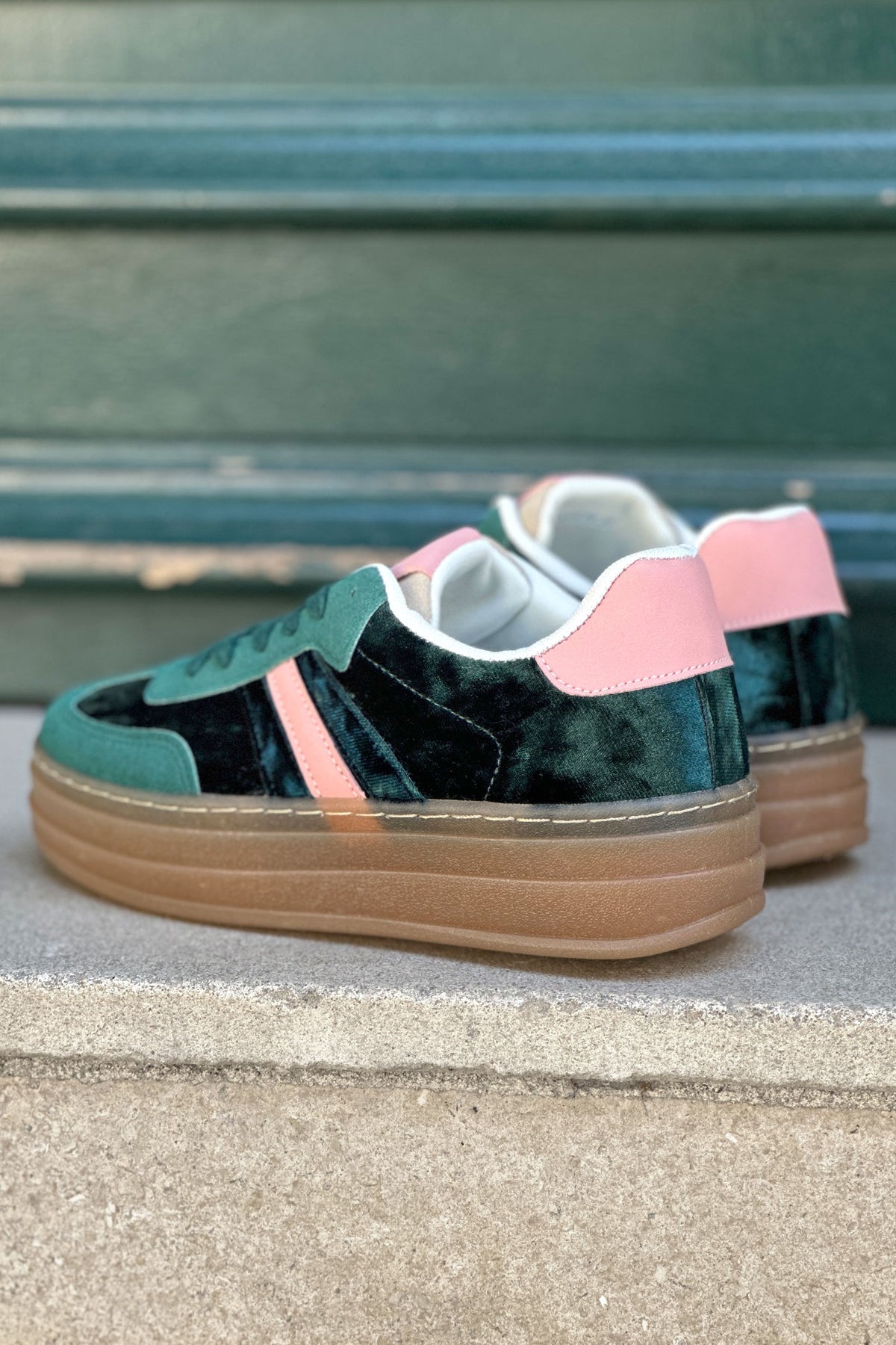Tennis en velours vert à plateforme rayure et talon rose