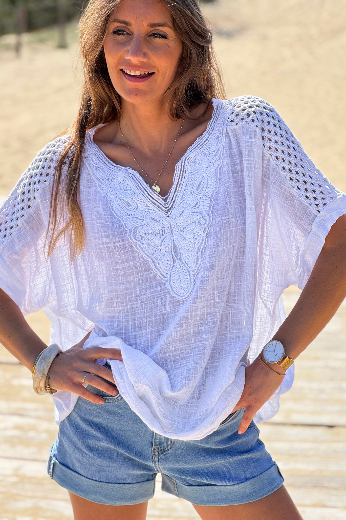 Top blanc en coton large col broderie et sequins détail épaule ajouré