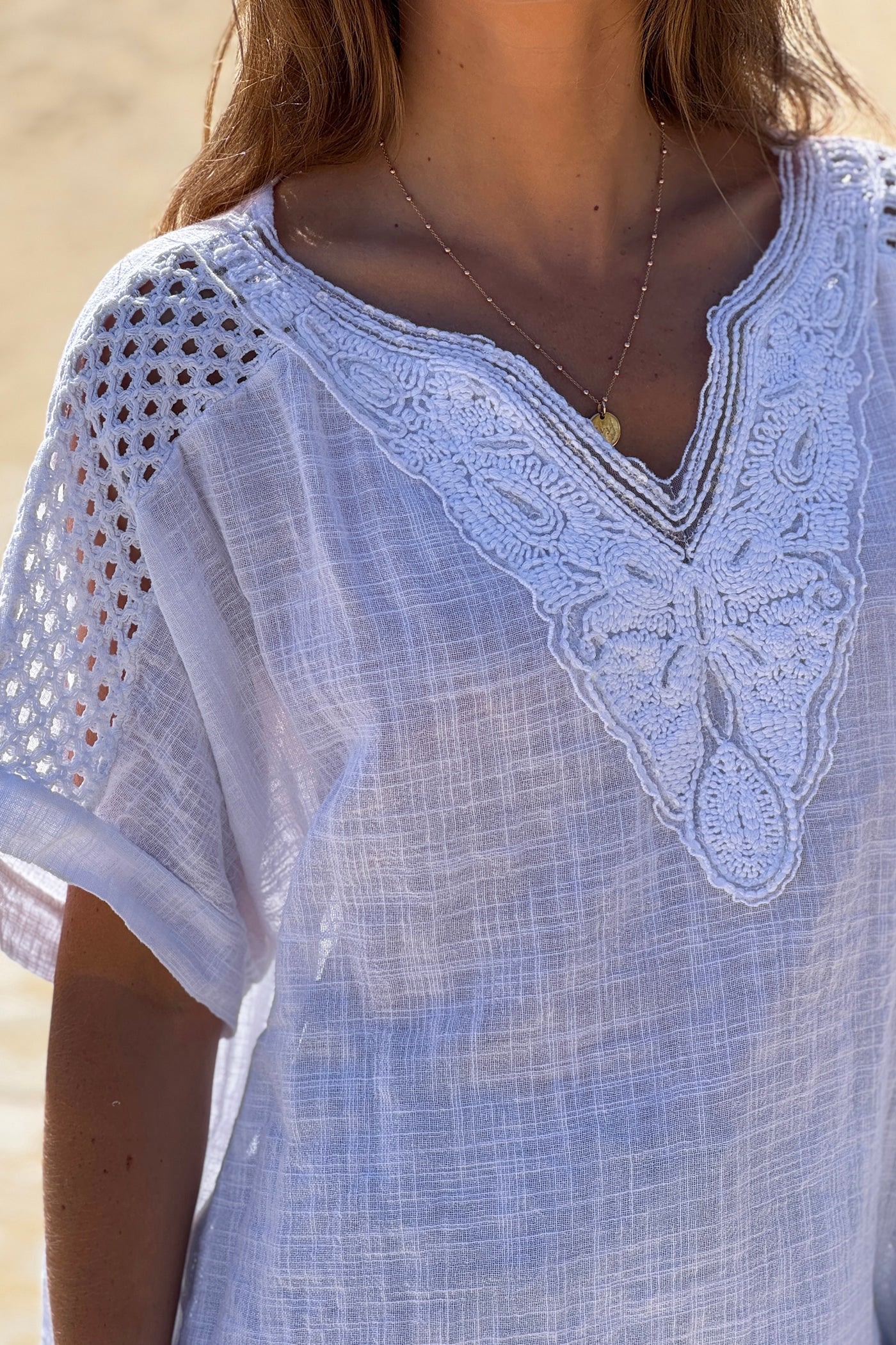 Top blanc en coton large col broderie et sequins détail épaule ajouré