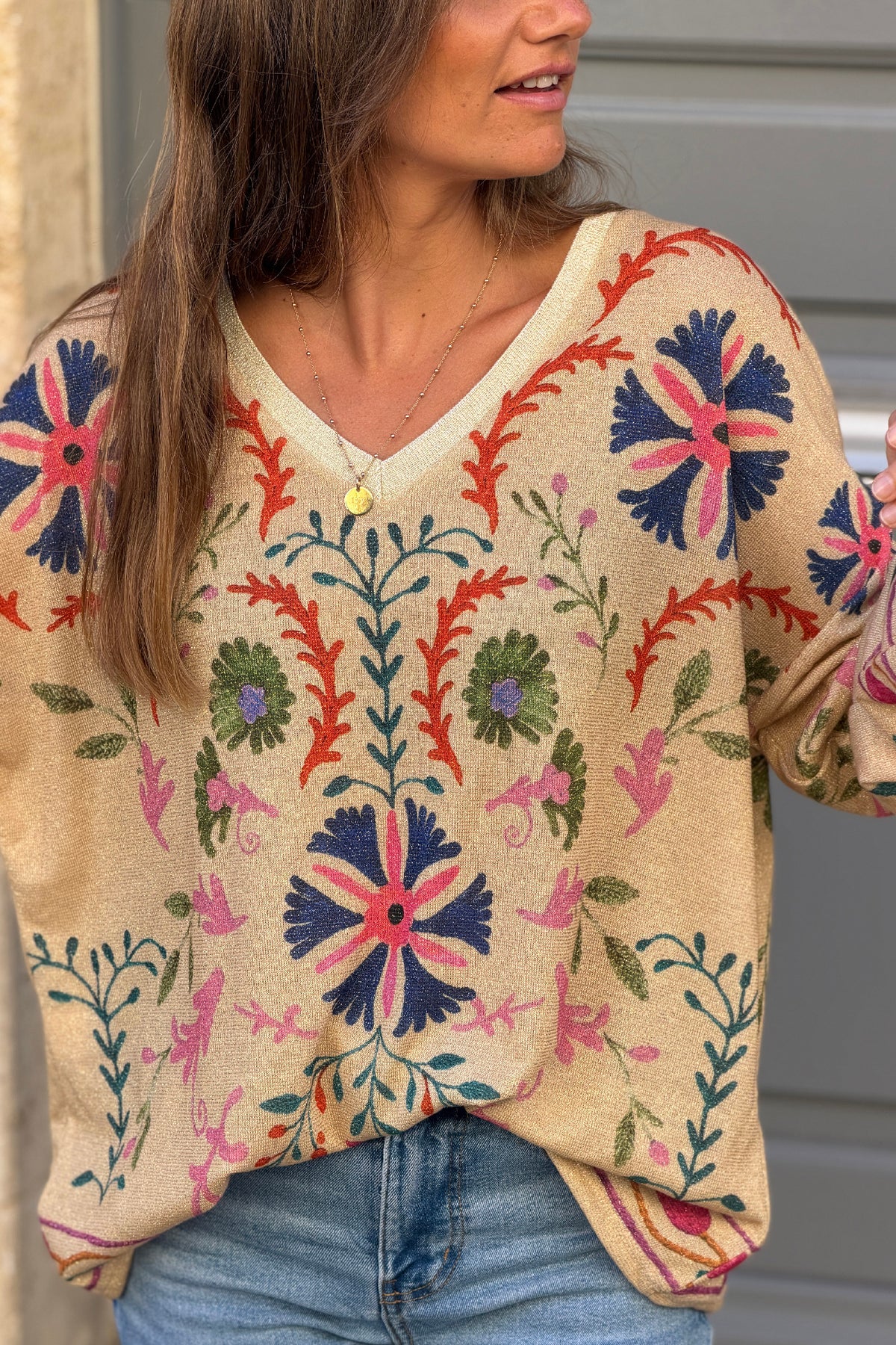 Top brillant beige imprimé effet broderie fleurs colorées