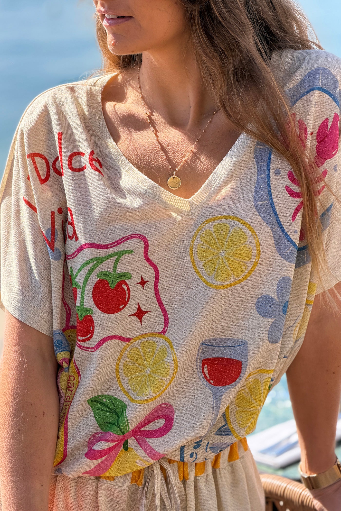 Top brillant lurex imprimé coloré Dolce Vita dessins tomates citrons et sardines