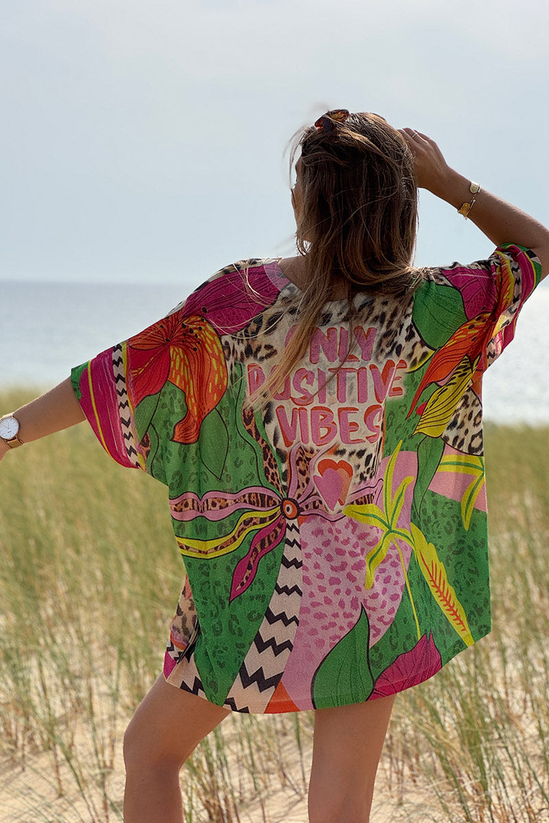 Top large beige brillant imprimé tête léopard fleurs et Positive Vibes