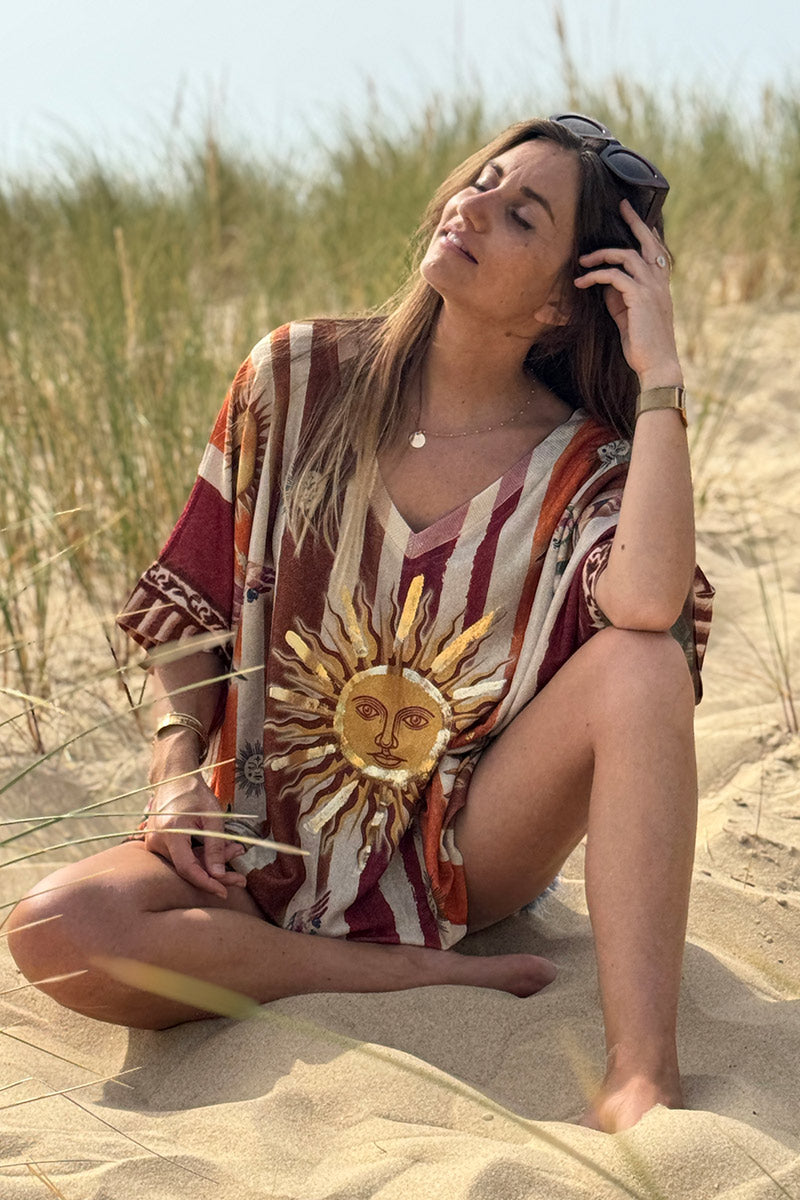 Top grande brillante con estampado de sol y rayas camel