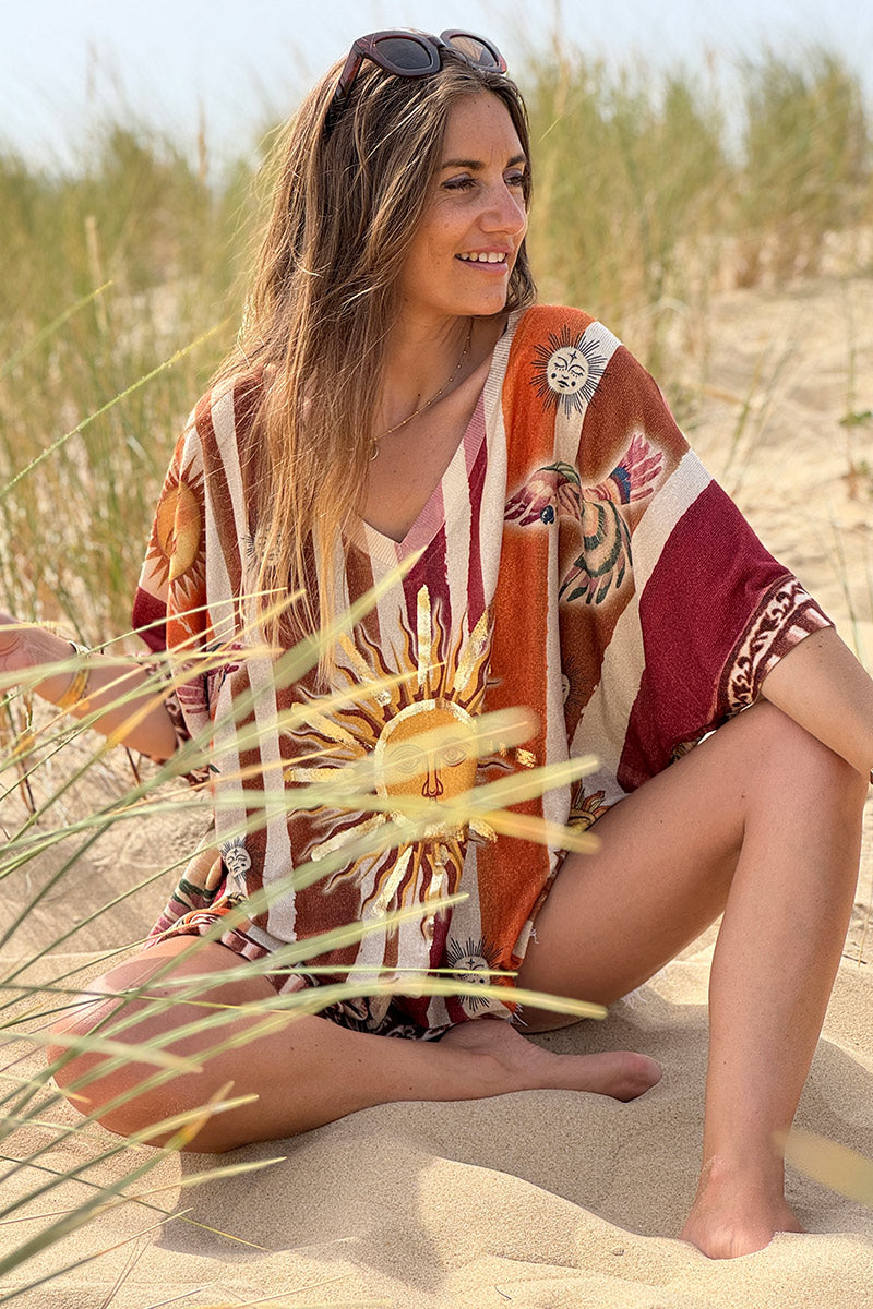 Top grande brillante con estampado de sol y rayas camel