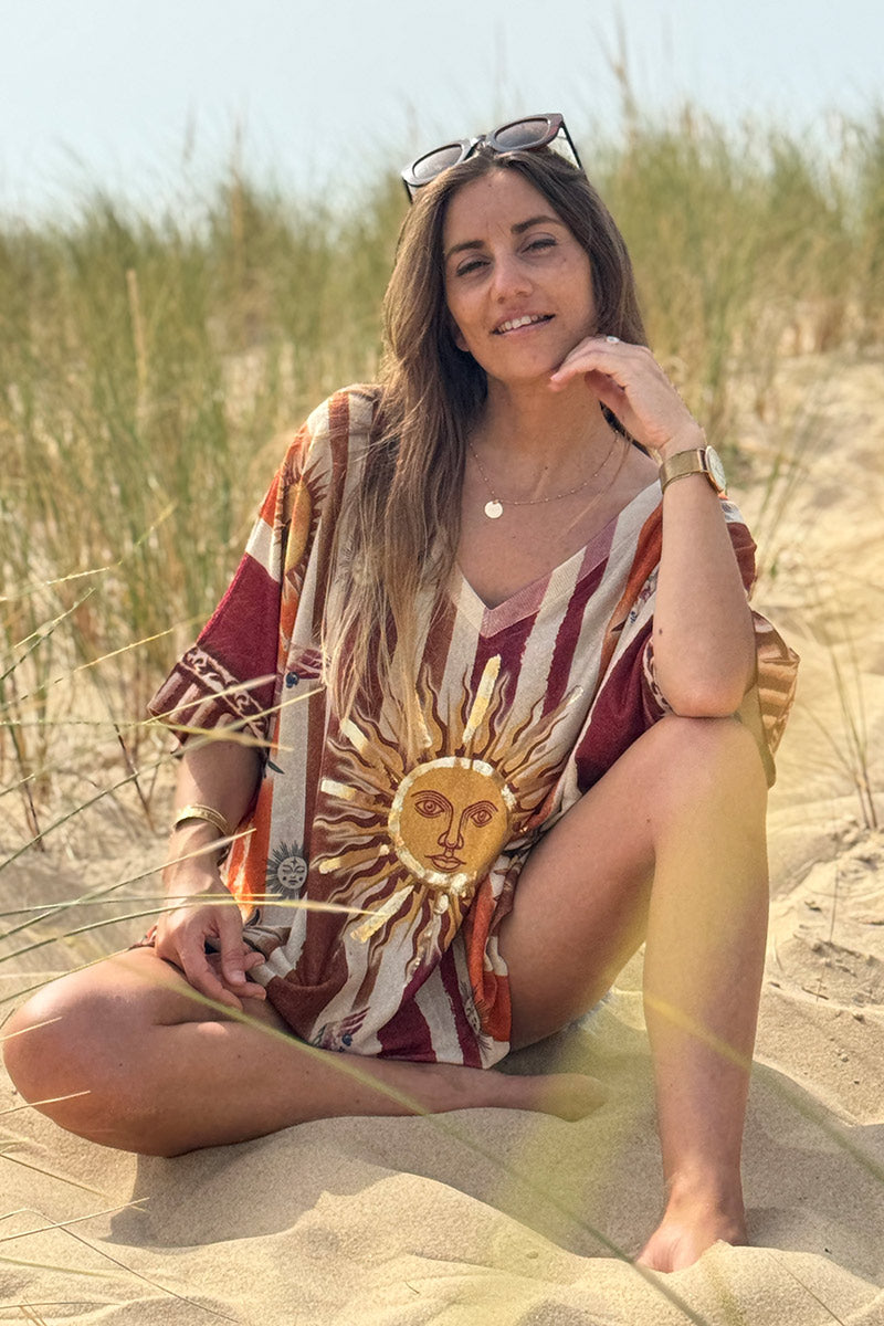Top grande brillante con estampado de sol y rayas camel