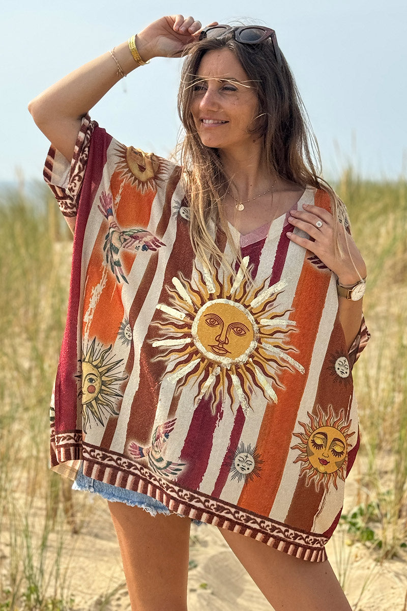 Top grande brillante con estampado de sol y rayas camel