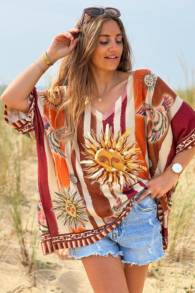 Top grande brillante con estampado de sol y rayas camel