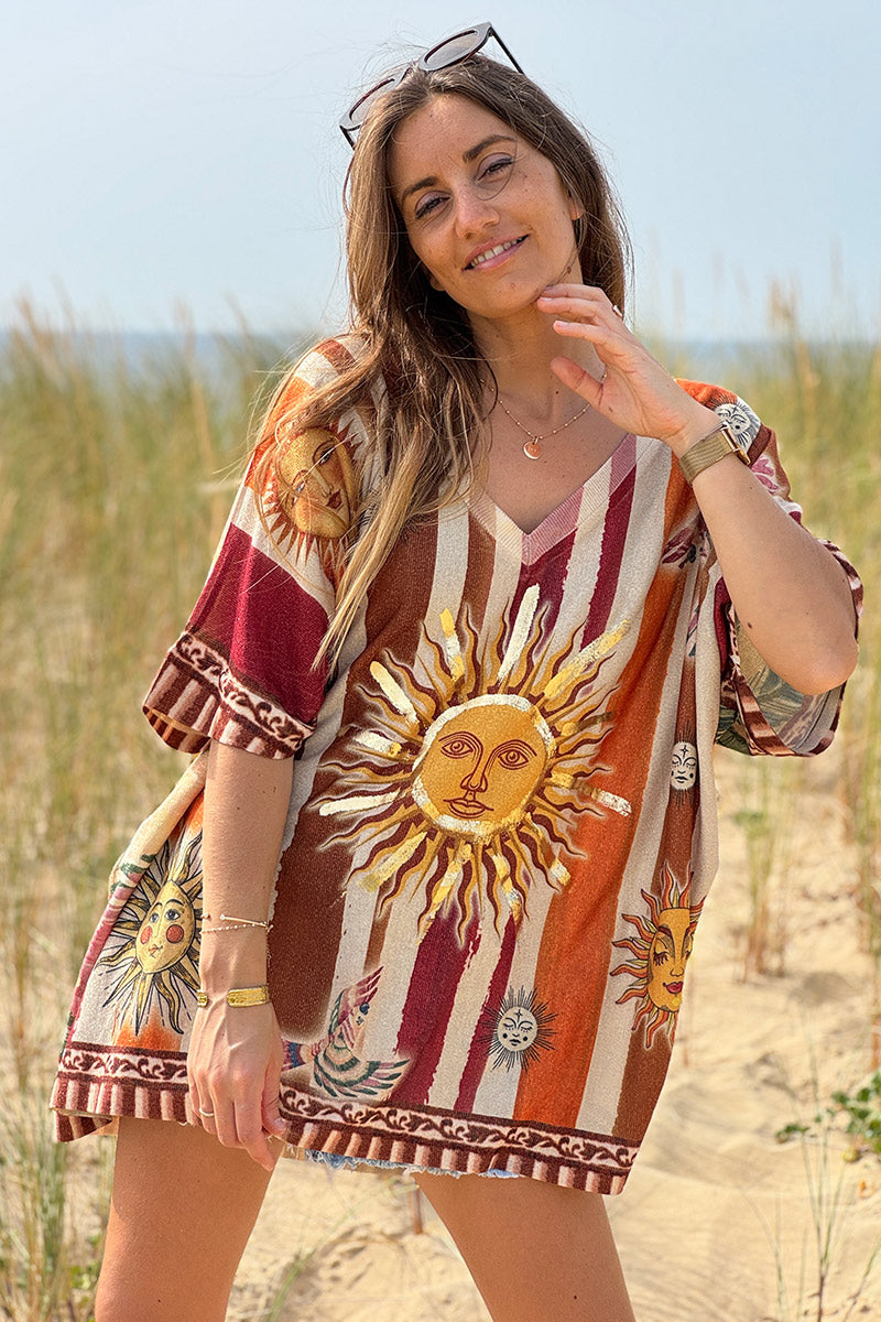 Top grande brillante con estampado de sol y rayas camel