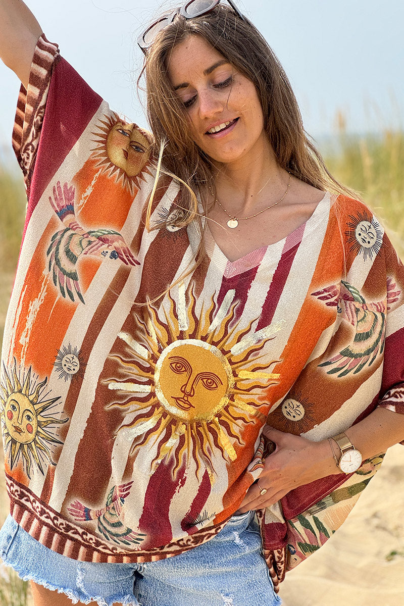 Top grande brillante con estampado de sol y rayas camel